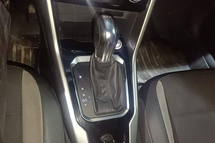 Used Volkswagen T-ROC 2019 230TSI DSG Two-Wheel-Drive Advanced Version China VI Standard Gear Lever