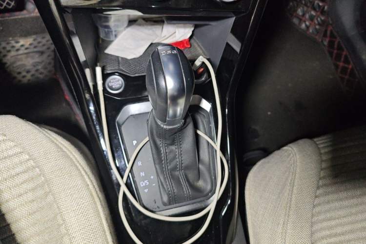 Used Volkswagen T-ROC 2019 280TSI DSG Two-Wheel Drive Comfort Version China VI Standard Gear Lever