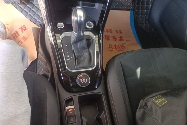 Used Volkswagen T-ROC 2019 280TSI DSG Four-Wheel Drive Luxury Version China V Standard Gear Lever