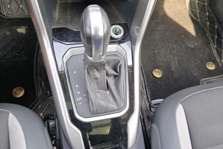 Used Volkswagen T-ROC 2019 230TSI DSG Two-Wheel-Drive Advanced Version China VI Standard Gear Lever