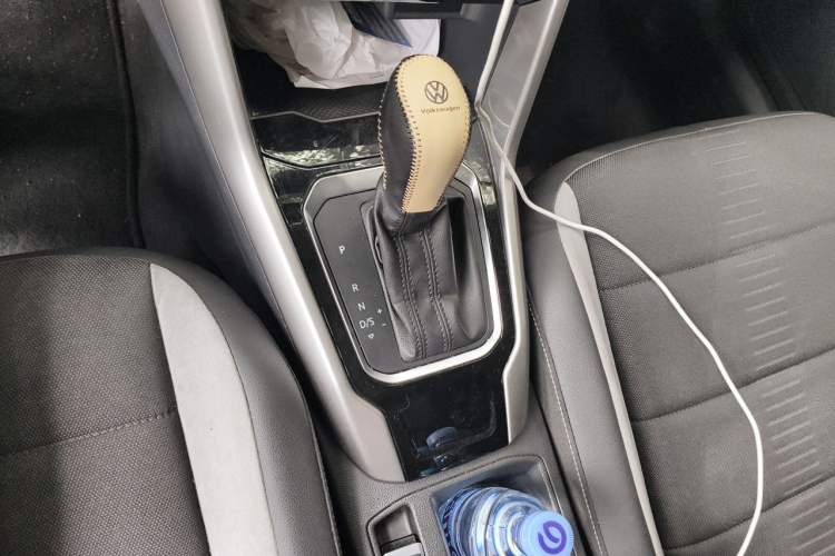 Used Volkswagen T-ROC 2019 230TSI DSG Two-Wheel-Drive Advanced Version China VI Standard Gear Lever