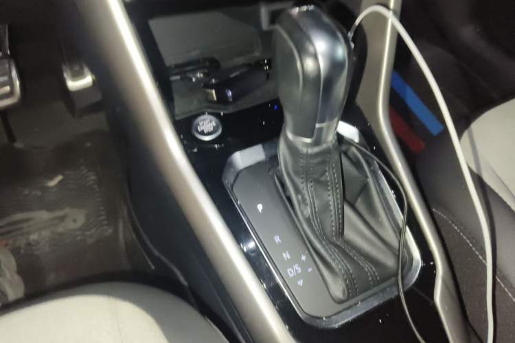 Used Volkswagen T-ROC 2019 280TSI DSG Two-Wheel Drive Advanced Version China VI Standard Gear Lever