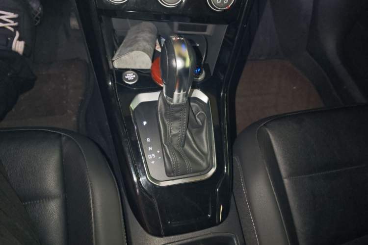 Used Volkswagen T-ROC 2019 280TSI DSG Two-Wheel Drive Comfort Version China VI Standard Gear Lever