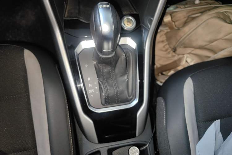 Used Volkswagen T-ROC 2019 230TSI DSG Two-Wheel-Drive Advanced Version China VI Standard Gear Lever