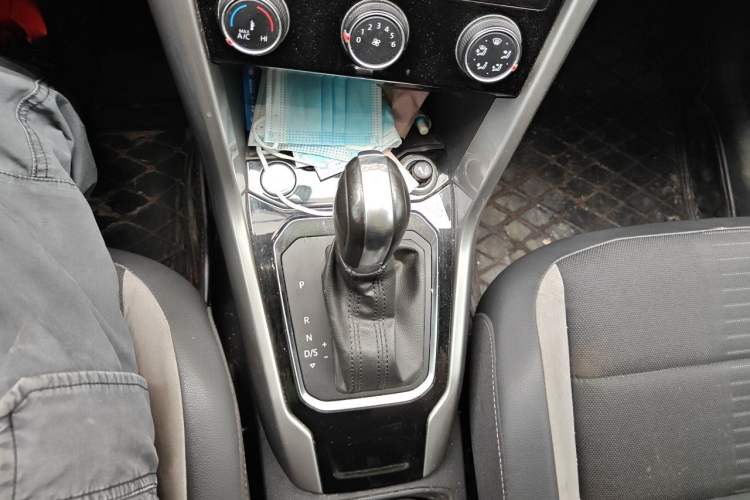 Used Volkswagen T-ROC 2019 230TSI DSG Two-Wheel-Drive Advanced Version China VI Standard Gear Lever