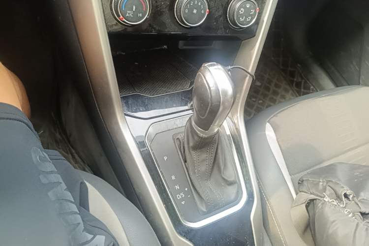 Used Volkswagen T-ROC 2019 280TSI DSG Two-Wheel Drive Advanced Version China VI Standard Gear Lever