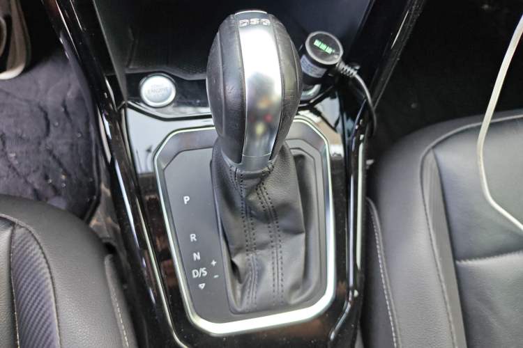 Used Volkswagen T-ROC 2019 280TSI DSG Two-Wheel Drive Comfort Version China VI Standard Gear Lever