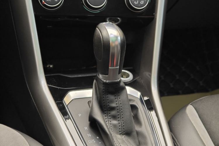 Used Volkswagen T-ROC 2019 230TSI DSG Two-Wheel-Drive Advanced Version China VI Standard Gear Lever