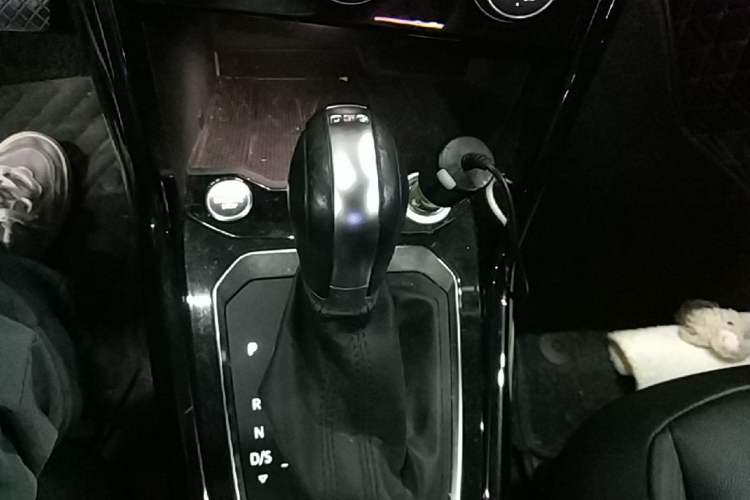 Used Volkswagen T-ROC 2019 280TSI DSG Two-Wheel Drive Comfort Version China VI Standard Gear Lever