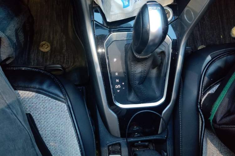 Used Volkswagen T-ROC 2019 230TSI DSG Two-Wheel-Drive Advanced Version China VI Standard Gear Lever