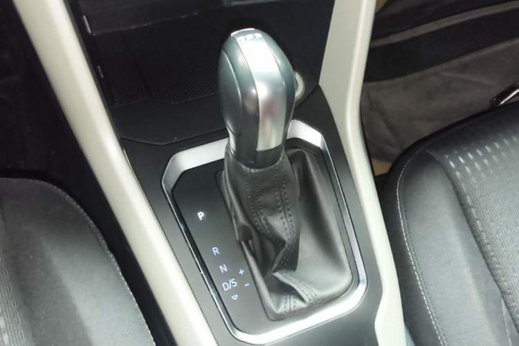 Used Volkswagen T-ROC 2019 230TSI DSG Two-Wheel Drive Fashion Edition China VI Standard Gear Lever