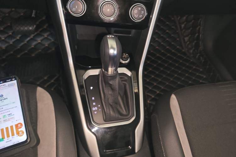 Used Volkswagen T-ROC 2019 280TSI DSG Two-Wheel Drive Advanced Version China VI Standard Gear Lever
