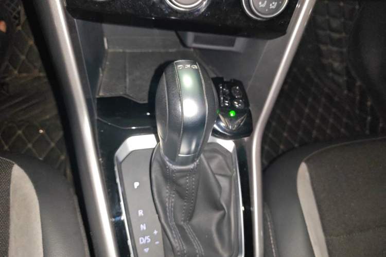 Used Volkswagen T-ROC 2019 280TSI DSG Two-Wheel Drive Advanced Version China VI Standard Gear Lever