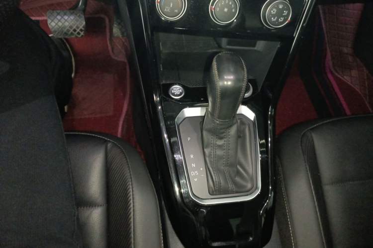 Used Volkswagen T-ROC 2019 280TSI DSG Two-Wheel Drive Comfort Version China VI Standard Gear Lever