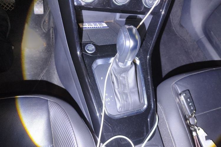Used Volkswagen T-ROC 2019 280TSI DSG Two-Wheel Drive Comfort Version China VI Standard Gear Lever