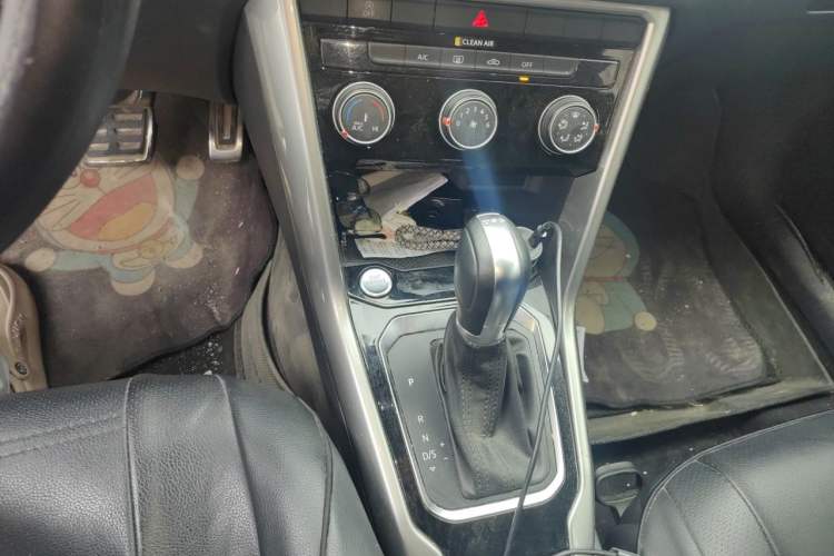 Used Volkswagen T-ROC 2019 280TSI DSG Two-Wheel Drive R-Line Pro Gear Lever