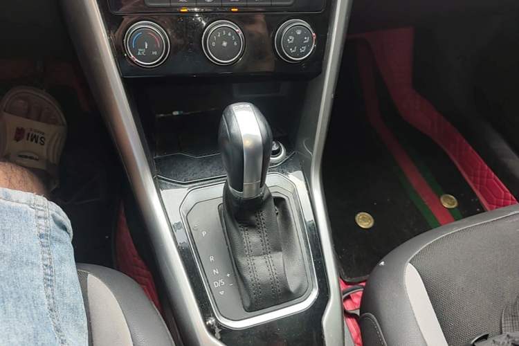 Used Volkswagen T-ROC 2019 230TSI DSG Two-Wheel-Drive Advanced Version China VI Standard Gear Lever