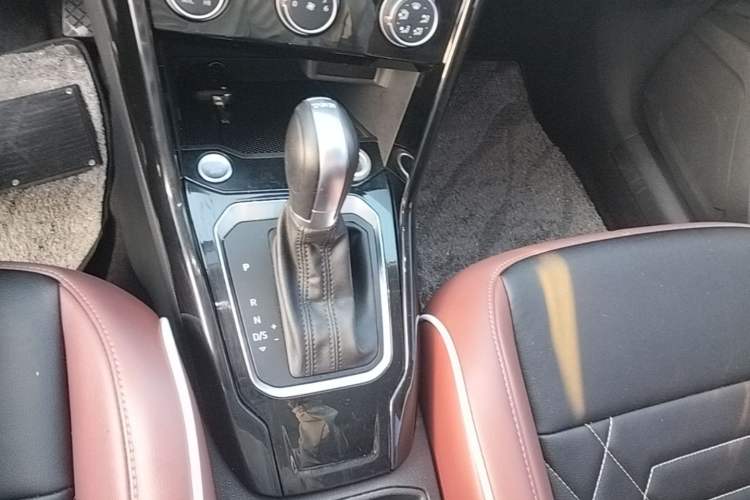Used Volkswagen T-ROC 2019 280TSI DSG Two-Wheel Drive Comfort Version China VI Standard Gear Lever