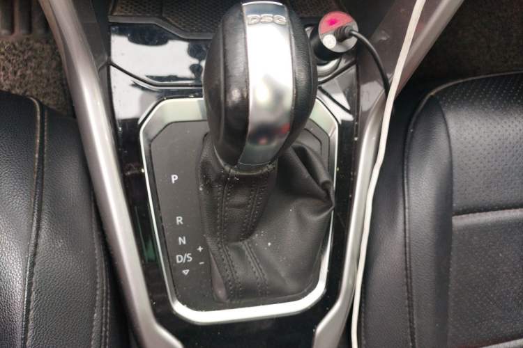 Used Volkswagen T-ROC 2019 230TSI DSG Two-Wheel-Drive Advanced Version China VI Standard Gear Lever