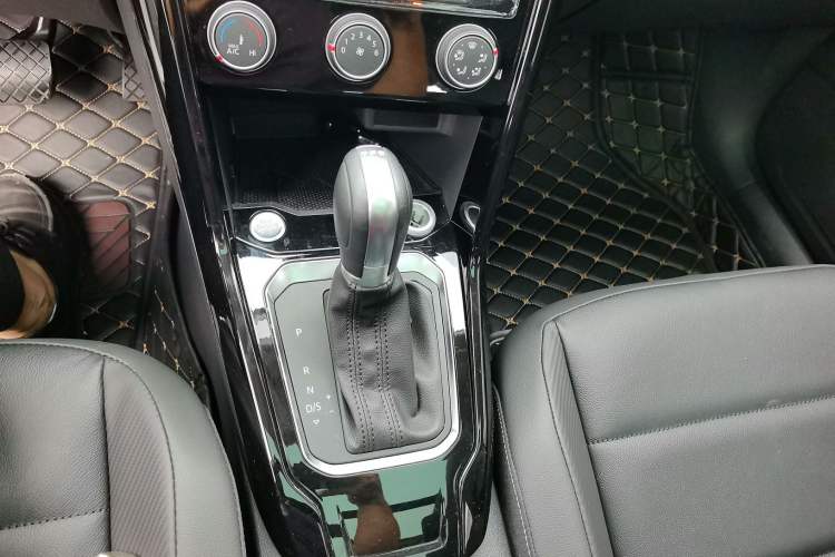 Used Volkswagen T-ROC 2019 280TSI DSG Two-Wheel Drive Comfort Version China VI Standard Gear Lever
