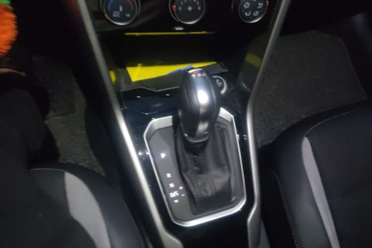 Used Volkswagen T-ROC 2019 230TSI DSG Two-Wheel-Drive Advanced Version China VI Standard Gear Lever