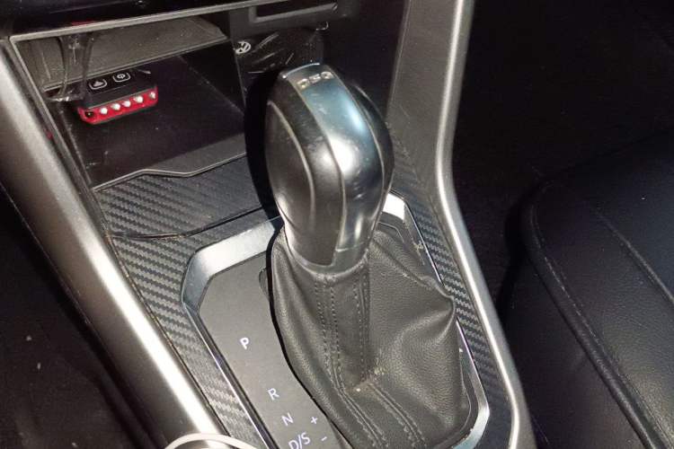 Used Volkswagen T-ROC 2019 230TSI DSG Two-Wheel-Drive Advanced Version China VI Standard Gear Lever