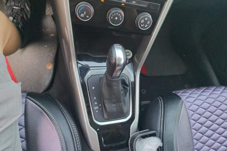 Used Volkswagen T-ROC 2019 230TSI DSG Two-Wheel-Drive Advanced Version China VI Standard Gear Lever