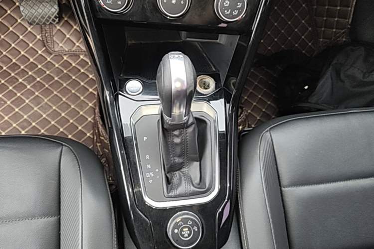 Used Volkswagen T-ROC 2019 280TSI DSG Four-Wheel Drive Comfort Version China V Emission Standard Gear Lever