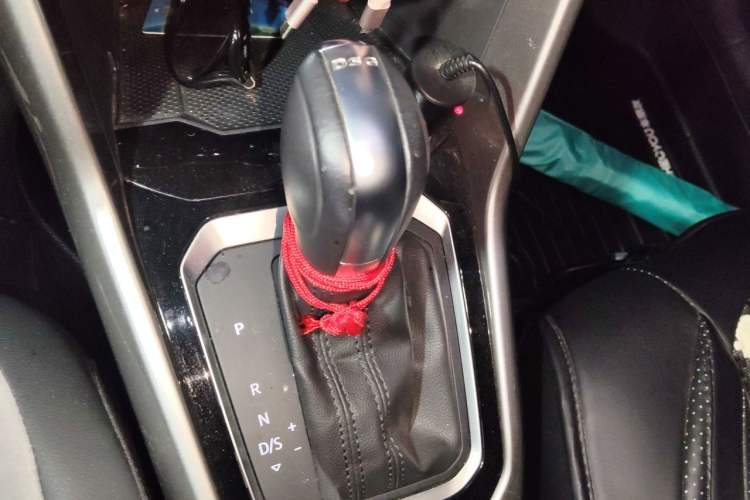 Used Volkswagen T-ROC 2019 230TSI DSG Two-Wheel-Drive Advanced Version China VI Standard Gear Lever