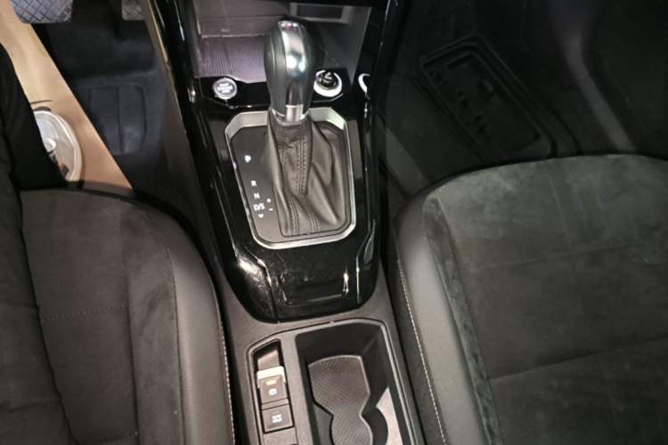 Used Volkswagen T-ROC 2019 280TSI DSG Two-Wheel-Drive Luxury Model China VI Standard Gear Lever