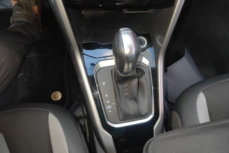 Used Volkswagen T-ROC 2019 230TSI DSG Two-Wheel-Drive Advanced Version China VI Standard Gear Lever