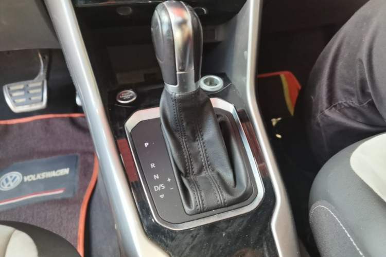Used Volkswagen T-ROC 2019 280TSI DSG Two-Wheel Drive R-Line Pro Gear Lever