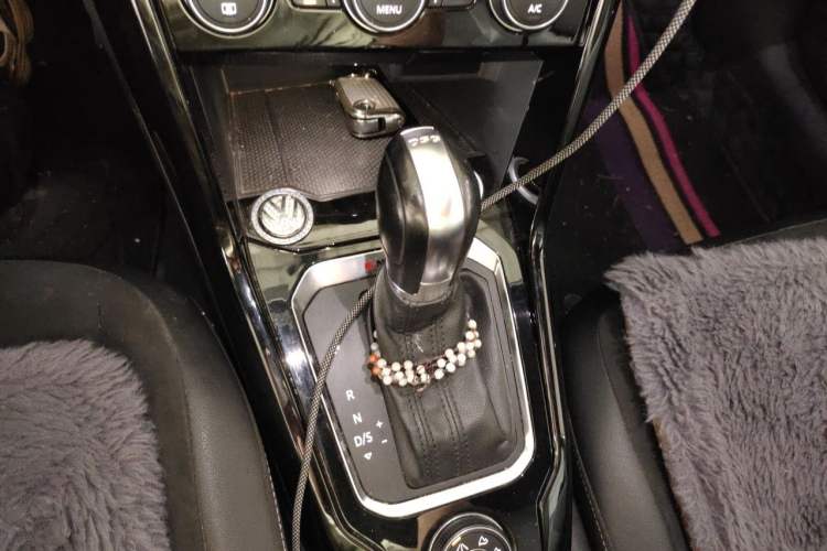 Used Volkswagen T-ROC 2019 280TSI DSG Four-Wheel Drive Luxury Version China V Standard Gear Lever