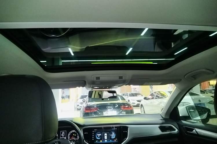 Used Volkswagen T-ROC 2019 230TSI DSG Two-Wheel-Drive Advanced Version China VI Standard Headliner