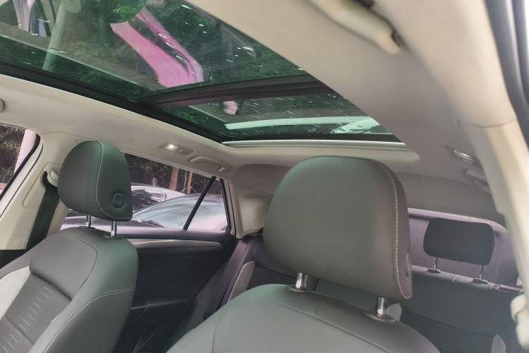 Used Volkswagen T-ROC 2019 230TSI DSG Two-Wheel-Drive Advanced Version China VI Standard Headliner