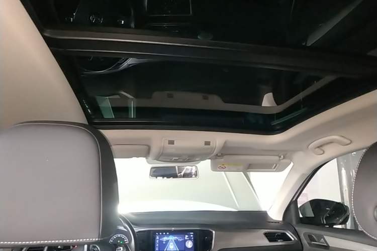 Used Volkswagen T-ROC 2019 280TSI DSG Two-Wheel Drive Advanced Version China VI Standard Headliner