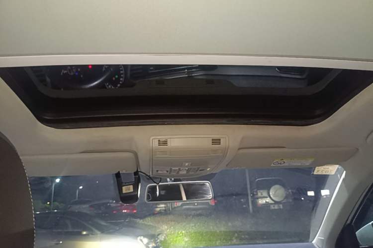Used Volkswagen T-ROC 2019 230TSI DSG Two-Wheel-Drive Advanced Version China VI Standard Headliner
