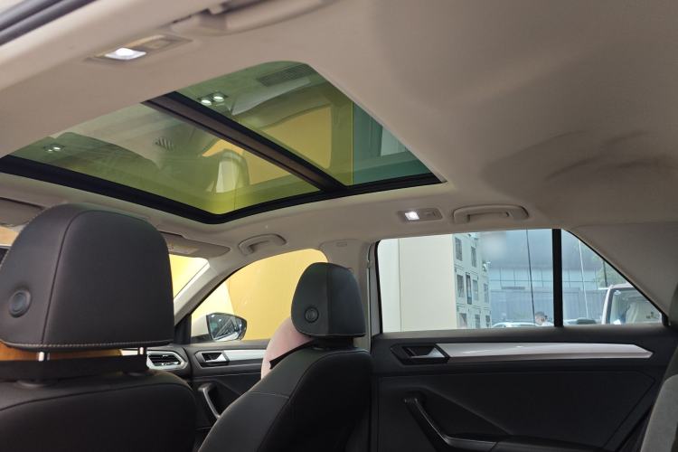 Used Volkswagen T-ROC 2019 230TSI DSG Two-Wheel-Drive Advanced Version China VI Standard Headliner