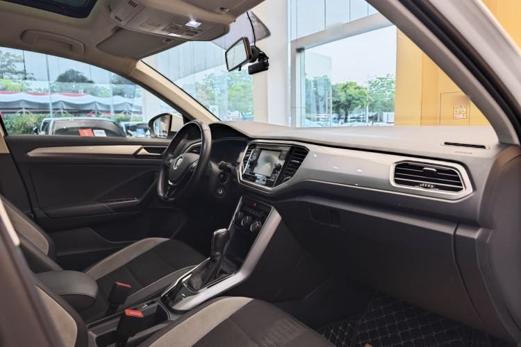 Used Volkswagen T-ROC 2019 230TSI DSG Two-Wheel-Drive Advanced Version China VI Standard Interior 1