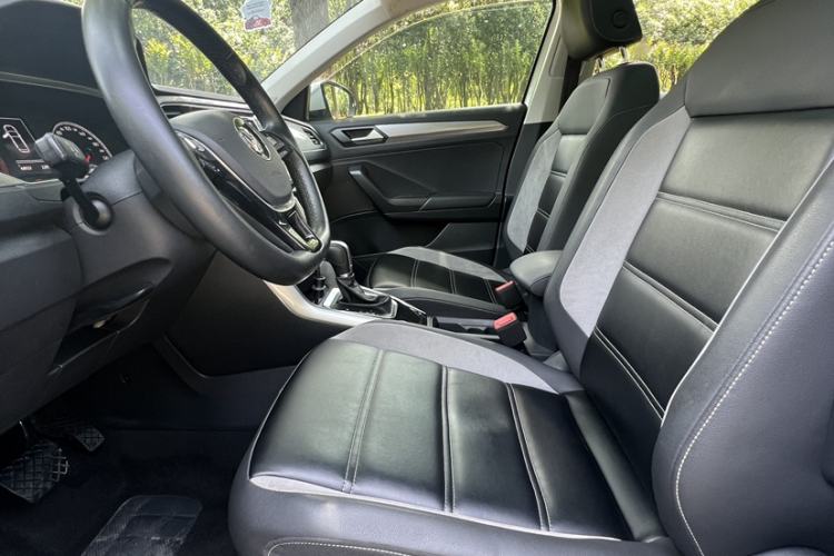 Used Volkswagen T-ROC 2019 230TSI DSG Two-Wheel-Drive Advanced Version China VI Standard Interior 2
