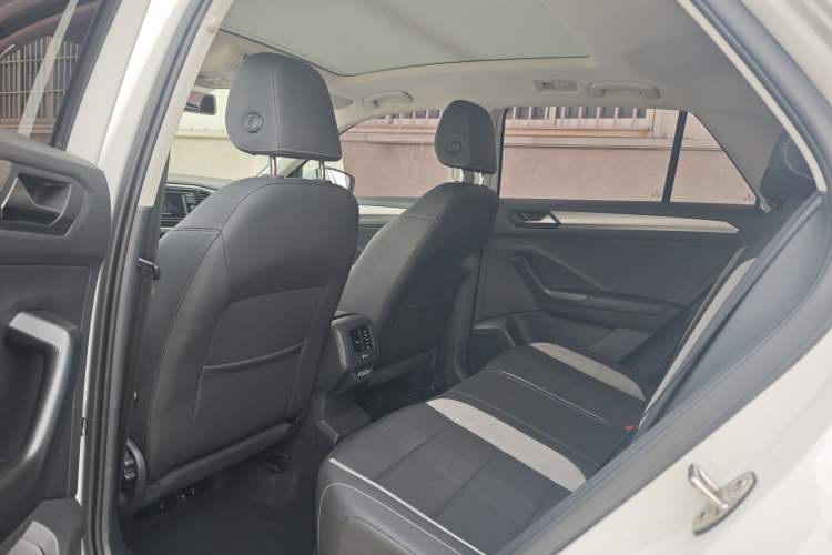 Used Volkswagen T-ROC 2019 280TSI DSG Two-Wheel Drive Advanced Version China VI Standard Interior 3