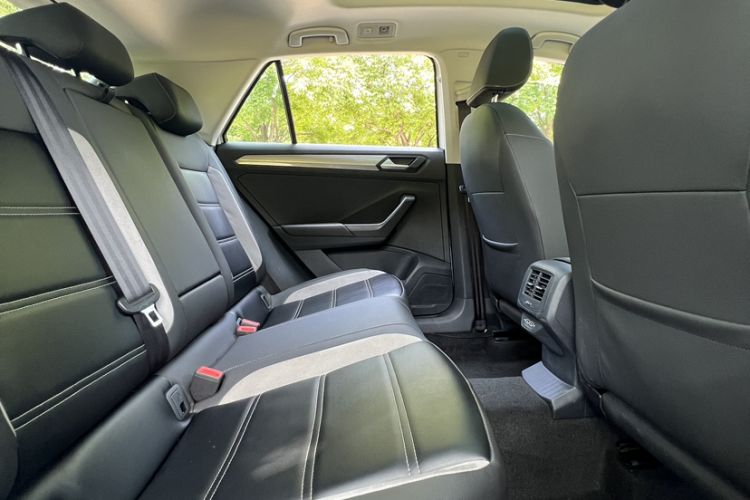 Used Volkswagen T-ROC 2019 230TSI DSG Two-Wheel-Drive Advanced Version China VI Standard Interior 3