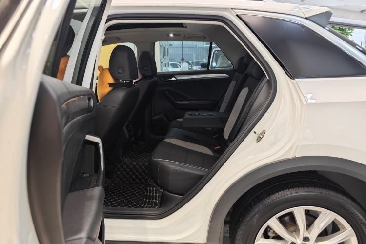 Used Volkswagen T-ROC 2019 230TSI DSG Two-Wheel-Drive Advanced Version China VI Standard Interior 3