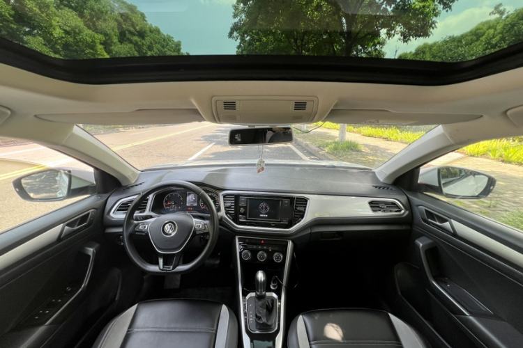 Used Volkswagen T-ROC 2019 230TSI DSG Two-Wheel-Drive Advanced Version China VI Standard Interior 4