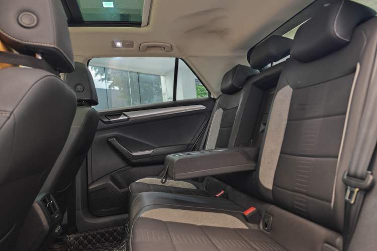 Used Volkswagen T-ROC 2019 230TSI DSG Two-Wheel-Drive Advanced Version China VI Standard Interior 4