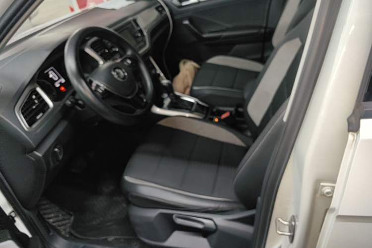 Used Volkswagen T-ROC 2019 230TSI DSG Two-Wheel-Drive Advanced Version China VI Standard Left Front Seat