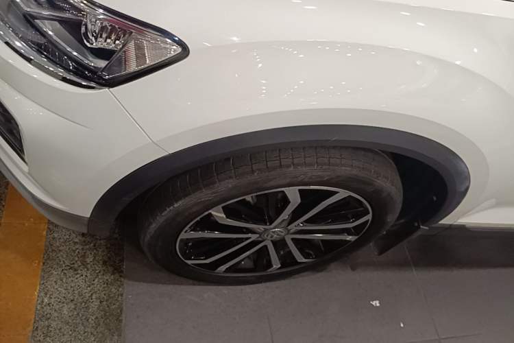 Used Volkswagen T-ROC 2019 280TSI DSG Two-Wheel Drive Comfort Version China VI Standard Left Front Wheel Hub