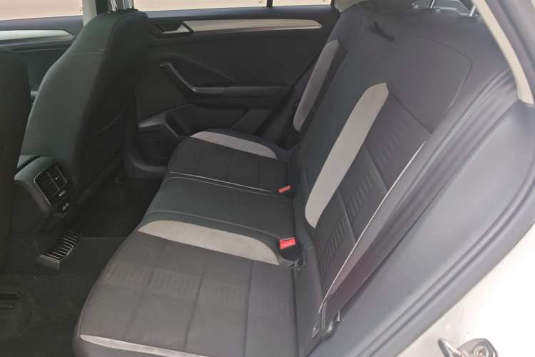 Used Volkswagen T-ROC 2019 280TSI DSG Two-Wheel Drive Advanced Version China VI Standard Left Rear Seat