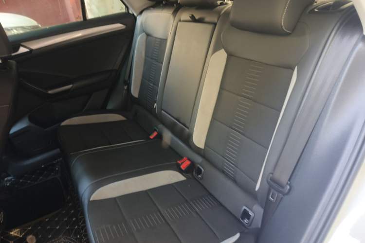 Used Volkswagen T-ROC 2019 230TSI DSG Two-Wheel-Drive Advanced Version China VI Standard Left Rear Seat