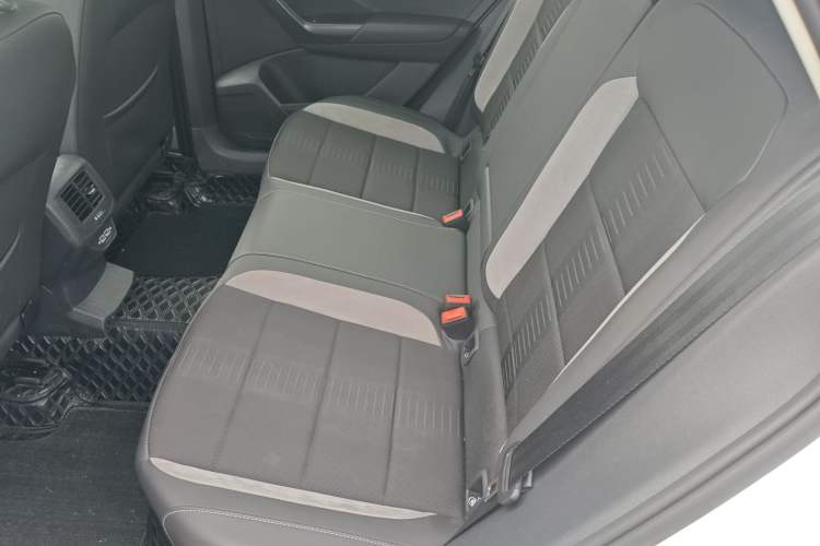 Used Volkswagen T-ROC 2019 230TSI DSG Two-Wheel-Drive Advanced Version China VI Standard Left Rear Seat